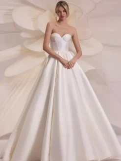 Robe de mariée simple à encolure dégagée et manches longues silhouette princesse perlée 45 cm
