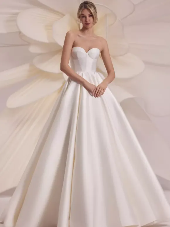 Robe de mariée simple à encolure dégagée et manches longues silhouette princesse perlée 45 cm