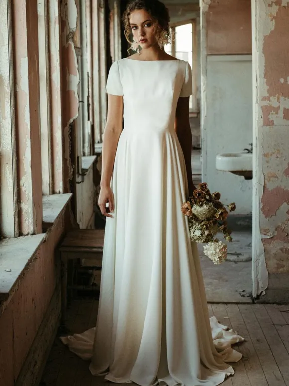Robe de mariée simple A-ligne col bateau manches courtes dos géométrique avec petite traîne