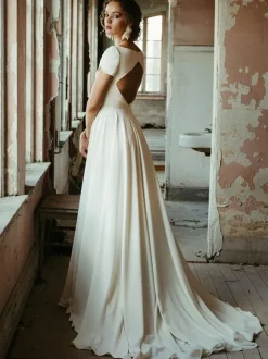 Robe de mariée simple A-ligne col bateau manches courtes dos géométrique avec petite traîne