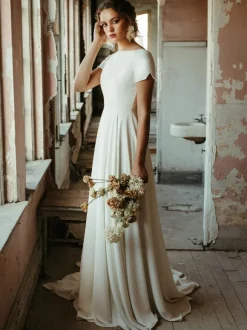 Robe de mariée simple A-ligne col bateau manches courtes dos géométrique avec petite traîne