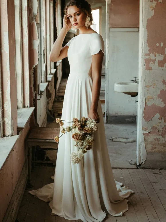 Robe de mariée simple A-ligne col bateau manches courtes dos géométrique avec petite traîne