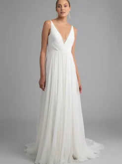 Robe de mariée simple blanche en mousseline de soie col V boutonné sur dos à traîne