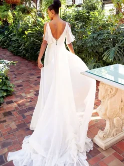 Robe de mariée simple blanche en mousseline de soie col V boutonné sur dos à traîne