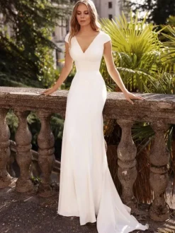 Robe de mariée simple col V sans manche en satin strech à traîne