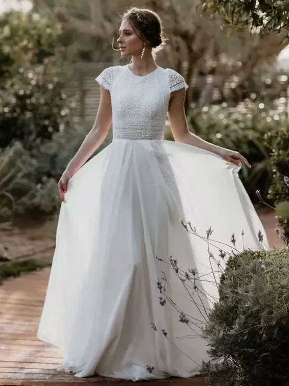 Robe de mariée simple en mousseline de soie col bijou manches courtes découpes courtes 30 cm