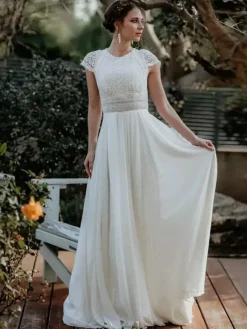 Robe de mariée simple en mousseline de soie col bijou manches courtes découpes courtes 30 cm