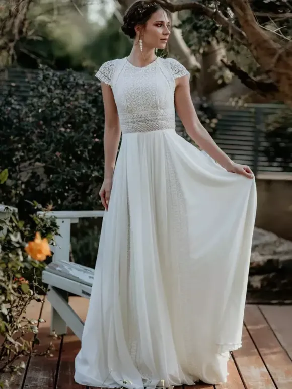 Robe de mariée simple en mousseline de soie col bijou manches courtes découpes courtes 30 cm