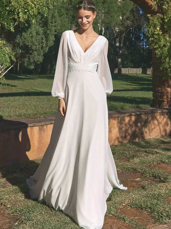 Robe de mariée simple en mousseline col en V manches longues dentelle coupe trapèze