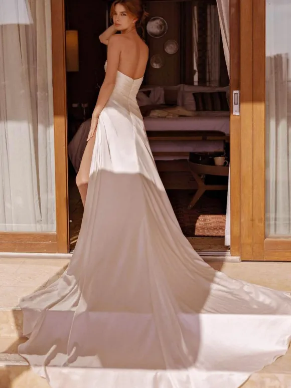 Robe de mariée simple en satin bustier zip sur dos jupe fendu à traîne