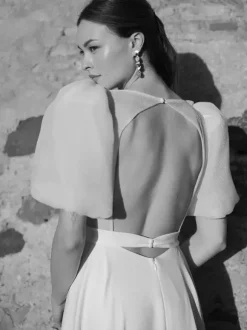 Robe de mariée simple en satin col bijou manches courtes ceinture coupe trapèze