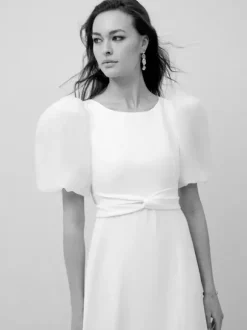 Robe de mariée simple en satin col bijou manches courtes ceinture coupe trapèze