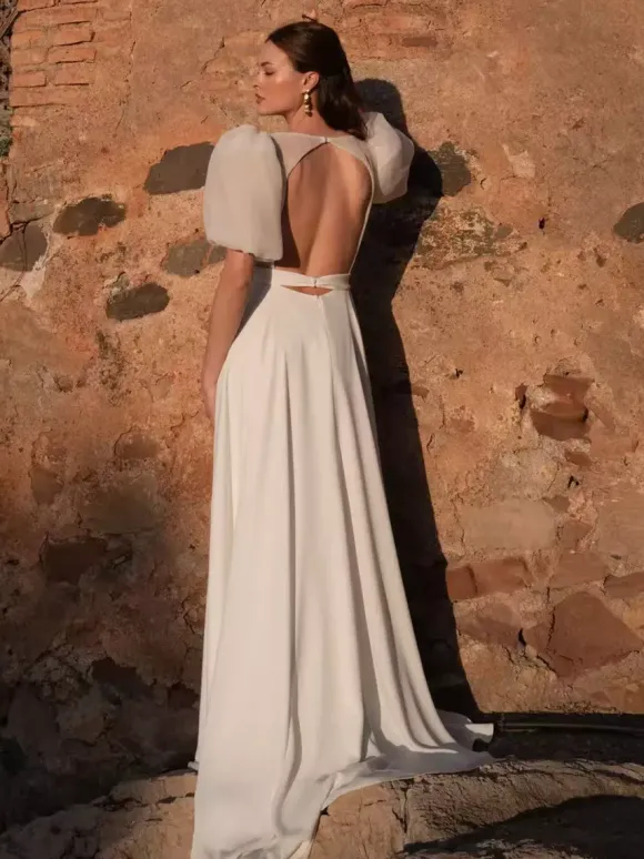Robe de mariée simple en satin col bijou manches courtes ceinture coupe trapèze