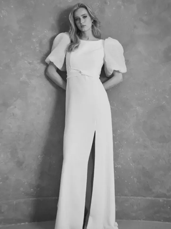Robe de mariée simple en satin col bijou manches courtes ceinture coupe trapèze