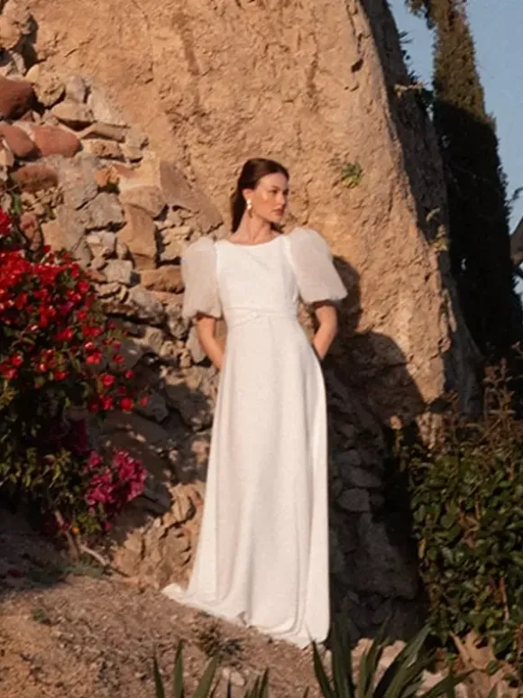 Robe de mariée simple en satin col bijou manches courtes ceinture coupe trapèze