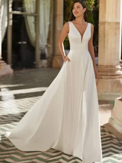 Robe de mariée simple en satin col V sans manche laçage sur dos à traîne