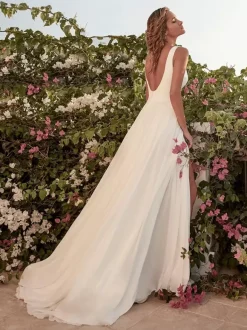 Robe de mariée simple en tissu satiné col bijou sans manches fendue sur le devant ligne a