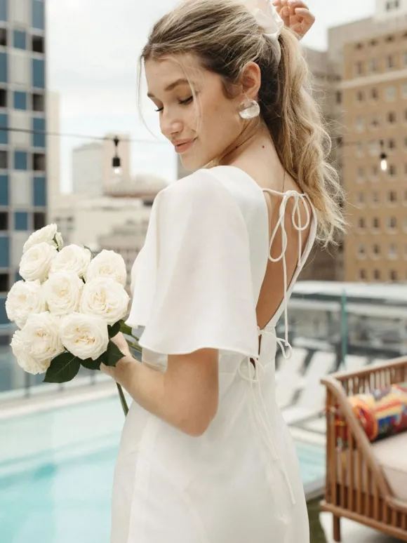 Robe de mariée simple en tissu satiné col en V manches courtes fendue sur le devant robes de mariée sirène