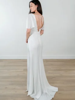 Robe de mariée simple en tissu satiné col en V manches courtes fendue sur le devant robes de mariée sirène