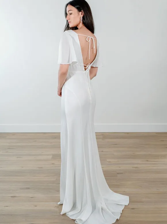 Robe de mariée simple en tissu satiné col en V manches courtes fendue sur le devant robes de mariée sirène