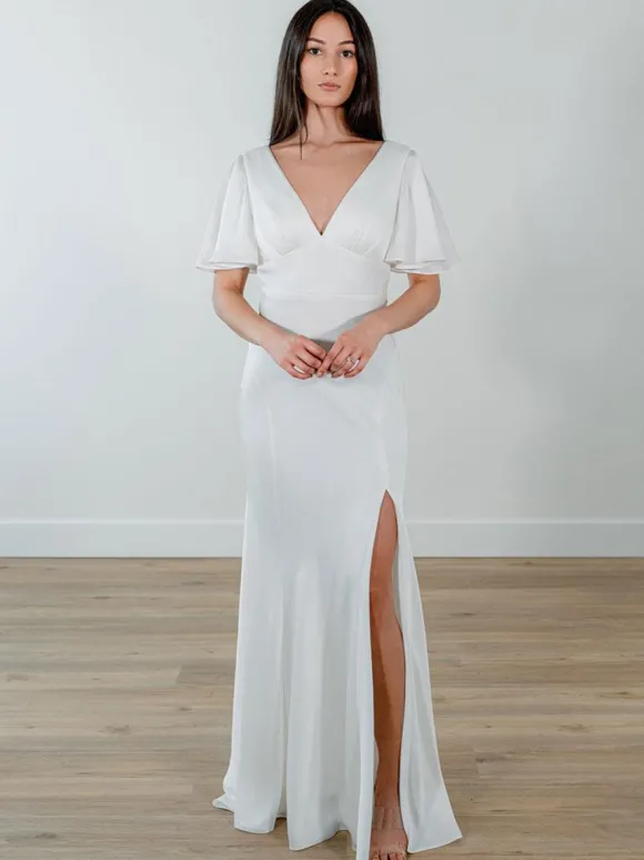 Robe de mariée simple en tissu satiné col en V manches courtes fendue sur le devant robes de mariée sirène