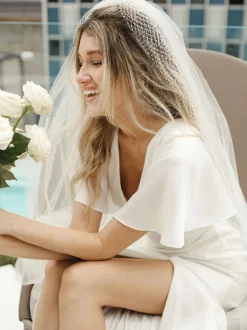 Robe de mariée simple en tissu satiné col en V manches courtes fendue sur le devant robes de mariée sirène