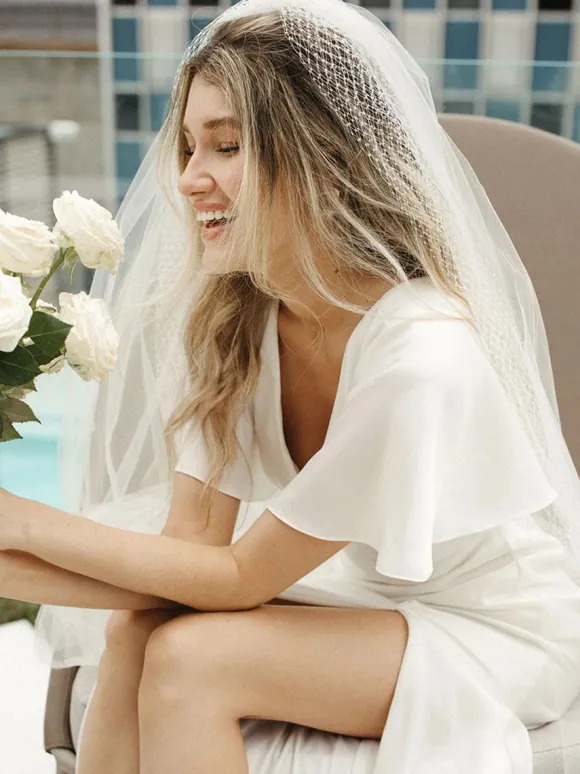 Robe de mariée simple en tissu satiné col en V manches courtes fendue sur le devant robes de mariée sirène