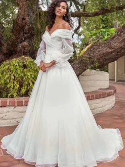 Robe de mariée simple hors des épaules manche longue boutonné sur dos à traîne