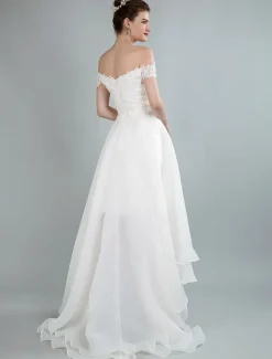 Robe de mariée simple hors de l'épaule en dentelle haut-bas jupe asymétrique en organza Robe de mariage