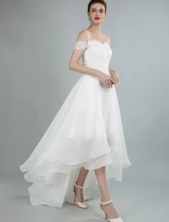 Robe de mariée simple hors de l'épaule en dentelle haut-bas jupe asymétrique en organza Robe de mariage