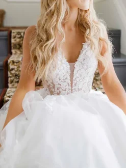 Robe de mariée simple robe de mariage col V dos nu en dentelle à traîne