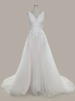 Robe de mariée simple robe de mariage col V boutonné sur dos en dentelle à traîne