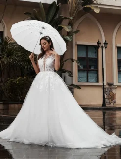 Robe de mariée trapèze blanche en tulle col rond boutonné sur dos à traîne robe de mariage