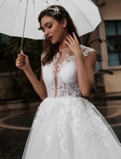 Robe de mariée trapèze blanche en tulle col rond boutonné sur dos à traîne robe de mariage