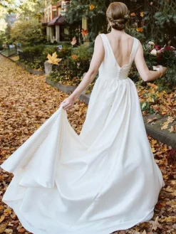 Robe de mariée trapèze ivoire tissu de satin col V décolleté boutonné à traîne robe de mariage