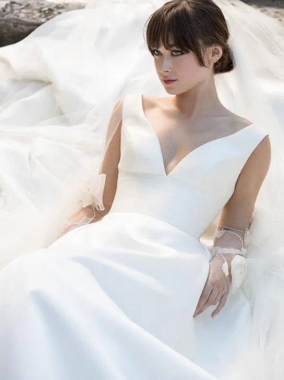 Robe de mariée trapèze ivoire tissu de satin col V décolleté boutonné à traîne robe de mariage