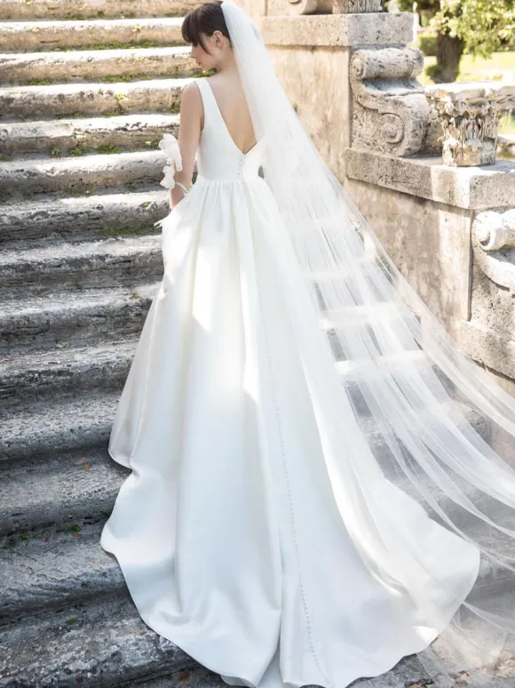 Robe de mariée trapèze ivoire tissu de satin col V décolleté boutonné à traîne robe de mariage
