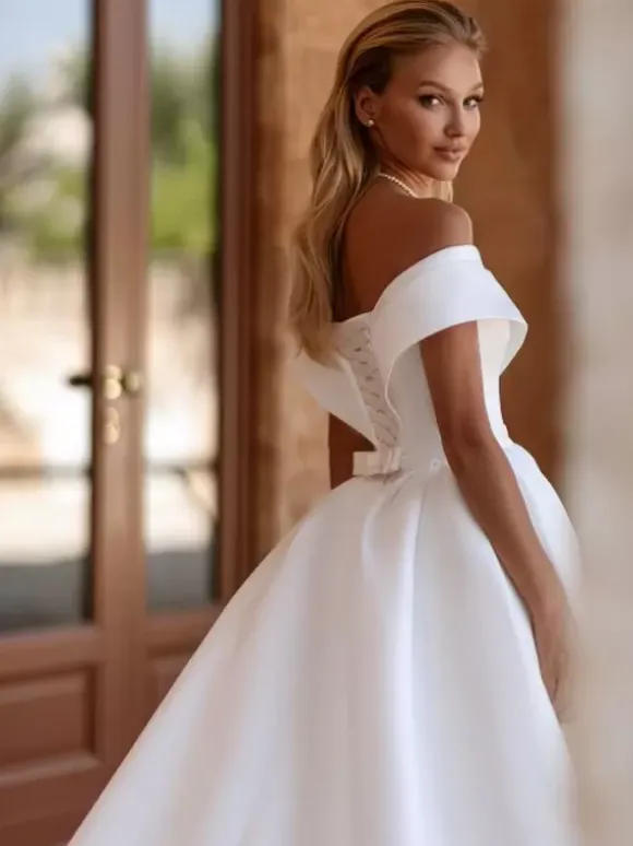 Robe de mariée vintage avec traîne épaules dénudées manches courtes fente sur le devant en satin.