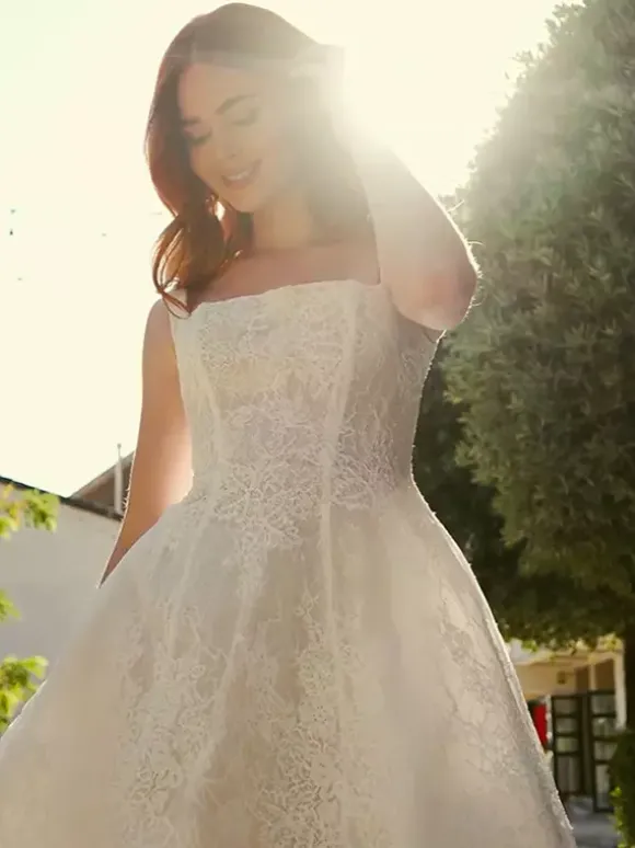 Robe de mariée vintage deux pièces courte en satin et dentelle coupe trapèze sans manches longue.