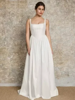 Robe de mariée vintage en satin à taille basque col carré sans manches plissée coupe trapèze simple