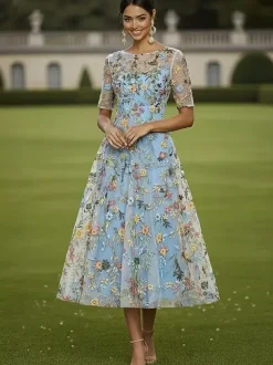 Robe de mère de la mariée col rond manches courtes coupe trapèze dentelle longueur thé idéale pour un mariage