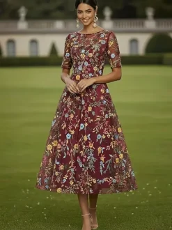 Robe de mère de la mariée col rond manches courtes coupe trapèze dentelle longueur thé idéale pour un mariage