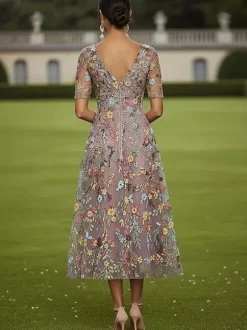 Robe de mère de la mariée col rond manches courtes coupe trapèze dentelle longueur thé idéale pour un mariage
