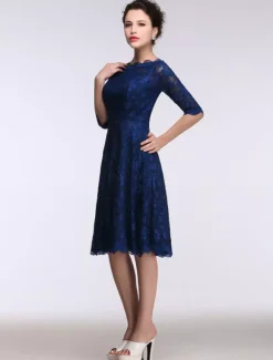 Robe de mère de mariée bleue en dentelle col bateau demie-manche longueur genou Robe d'invitée de mariage