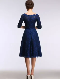 Robe de mère de mariée bleue en dentelle col bateau demie-manche longueur genou Robe d'invitée de mariage
