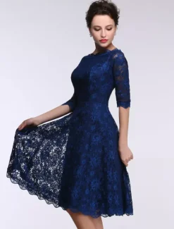 Robe de mère de mariée bleue en dentelle col bateau demie-manche longueur genou Robe d'invitée de mariage