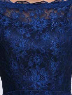 Robe de mère de mariée bleue en dentelle col bateau demie-manche longueur genou Robe d'invitée de mariage