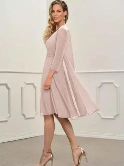 Robe de mère de mariée rose en chiffon col rond manche longue longueur au genou robe d'invitée