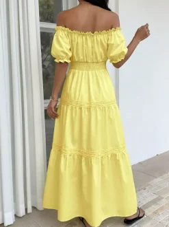 Robe de plage midi à épaules dénudées et manches bouffantes idéale pour les vacances.