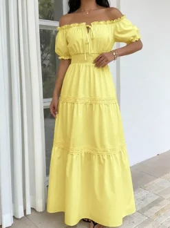 Robe de plage midi à épaules dénudées et manches bouffantes idéale pour les vacances.